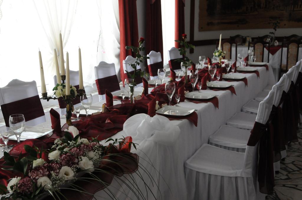 Hotel Restauracja Kaukaska Jadwiga Choroszy Wolsztyn Ngoại thất bức ảnh