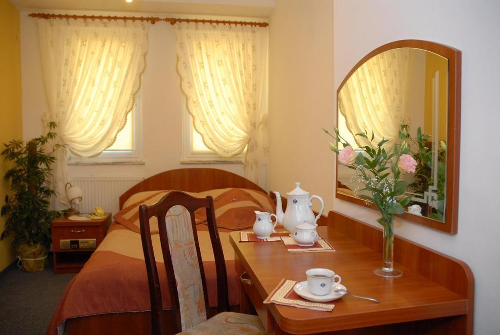 Hotel Restauracja Kaukaska Jadwiga Choroszy Wolsztyn Phòng bức ảnh